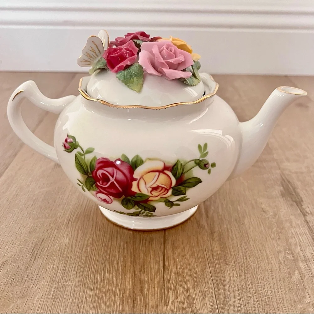 Royal‎ Albert Old Country Roses Teapot with Butterfly & Roses on Lid Vintage